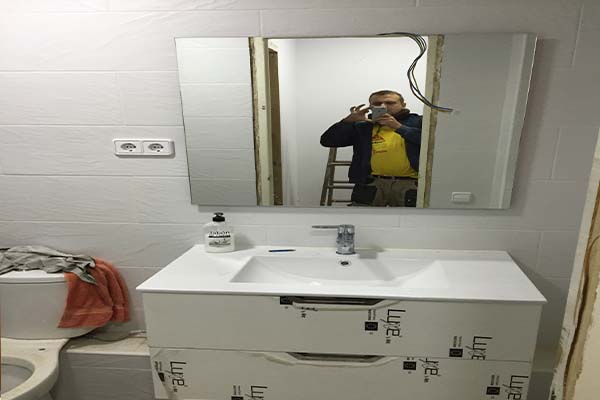 Presupuesto para reformar baño de lujo en empresa
